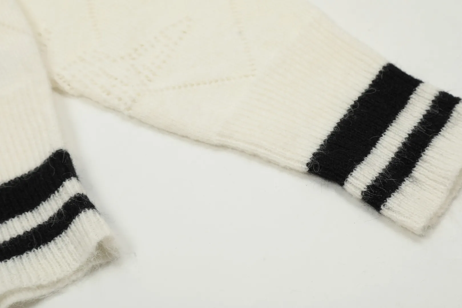 VIVI126 vivienne west wood 24 new style hollow pattern inscribed pattern heavy industry design knitted cardigan. The hollow pattern is Saturn, very special. Queen Mother of the West Vivian heavy industry show limited cardigan knitted sweater wool 2024 autumn latest style Size: S -M- L Color: white black